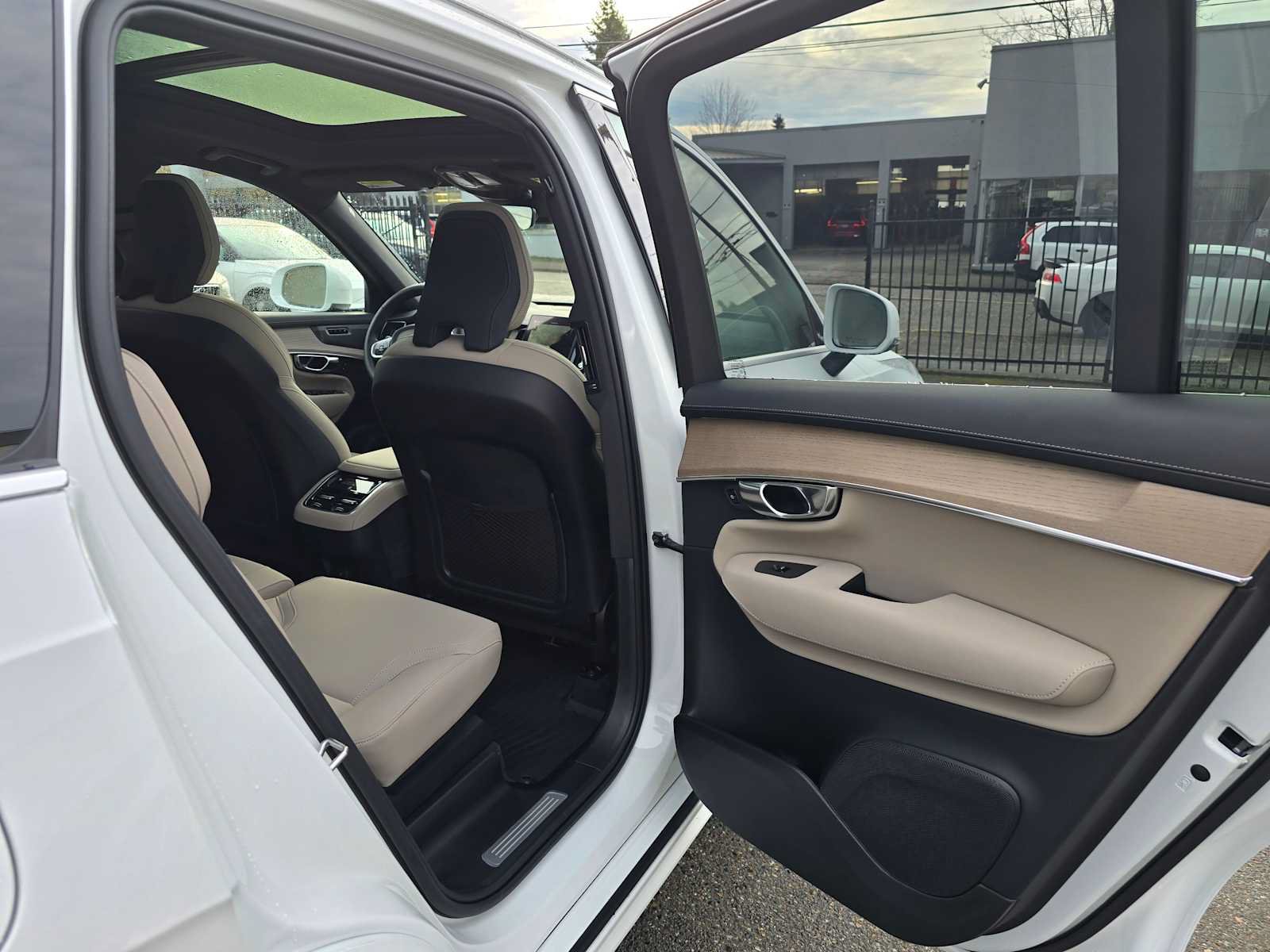 New 2026 Volvo XC90 B6 Plus w/ Protection Package Premier AWD/4WD image 13
