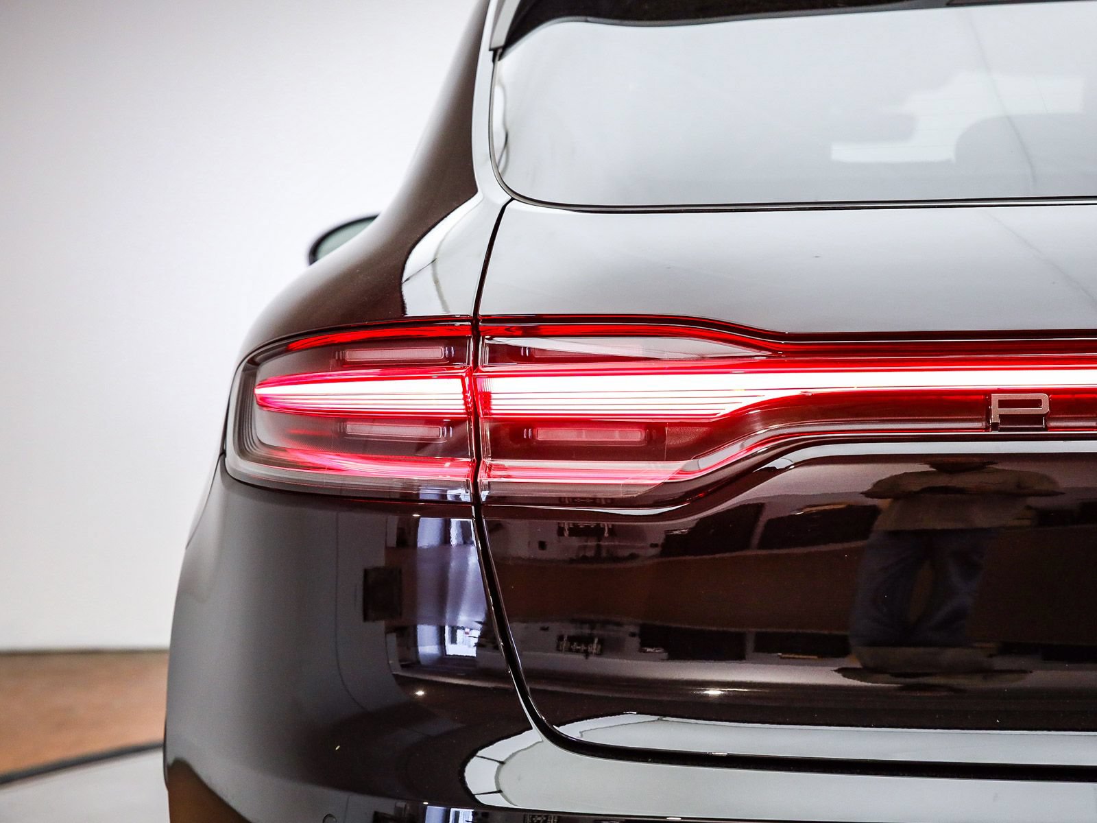 Certified 2025 Porsche Macan Turbo AWD/4WD image 6