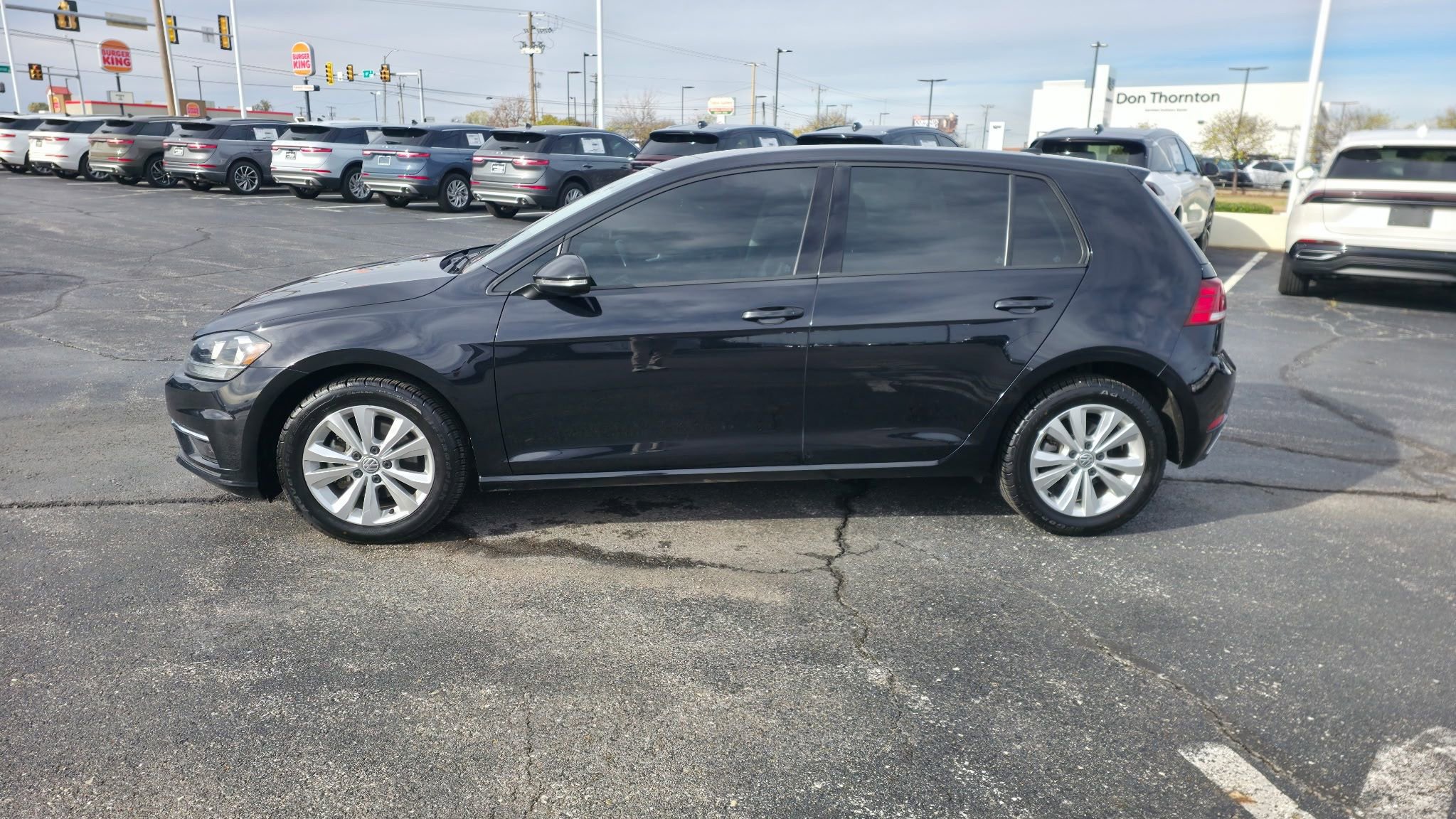 Used 2019 Volkswagen Golf SE image 2