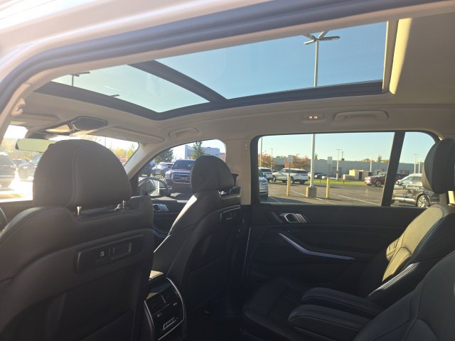 Used 2022 BMW X7 xDrive40i w/ Parking Assistance Package AWD/4WD image 6