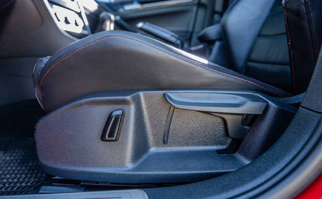 Used 2015 Volkswagen GTI SE FWD image 28