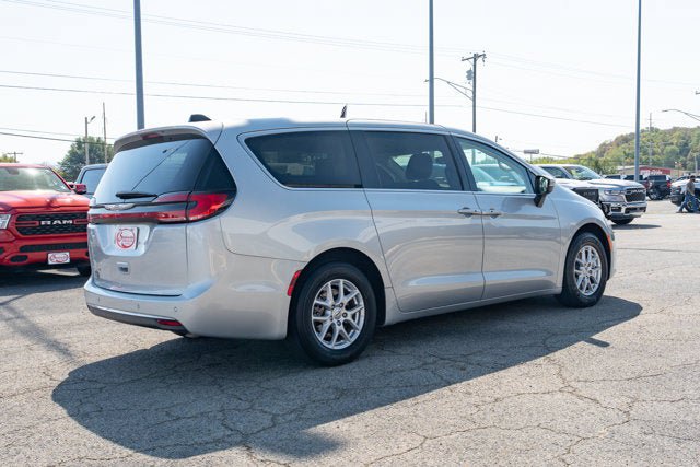 Used 2023 Chrysler Pacifica Touring-L FWD image 5