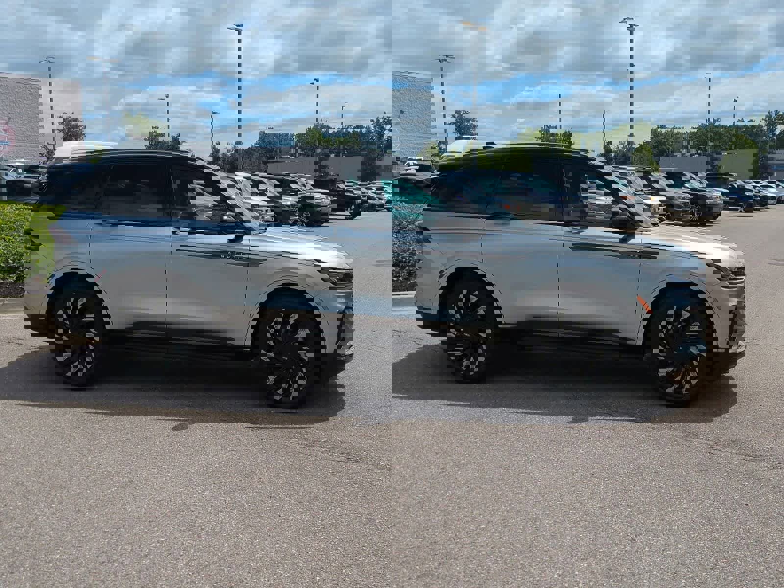 Used 2024 Lincoln Nautilus Reserve w/ Equipment Group 202A image 9