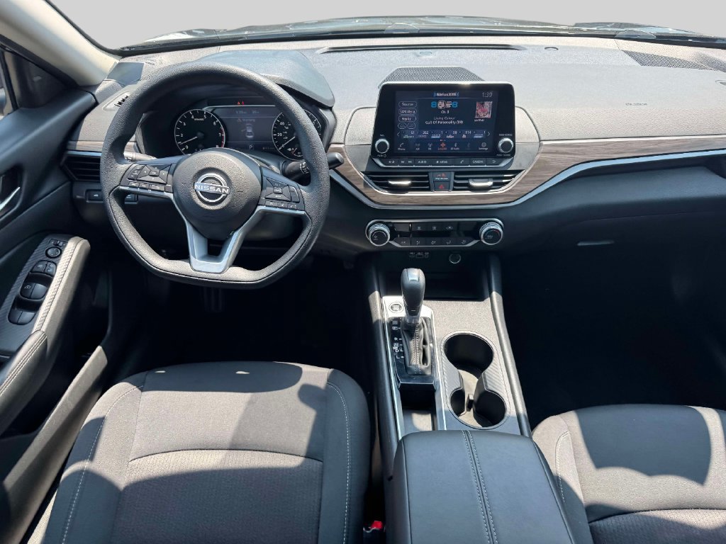 Used 2025 Nissan Altima 2.5 SV FWD image 12