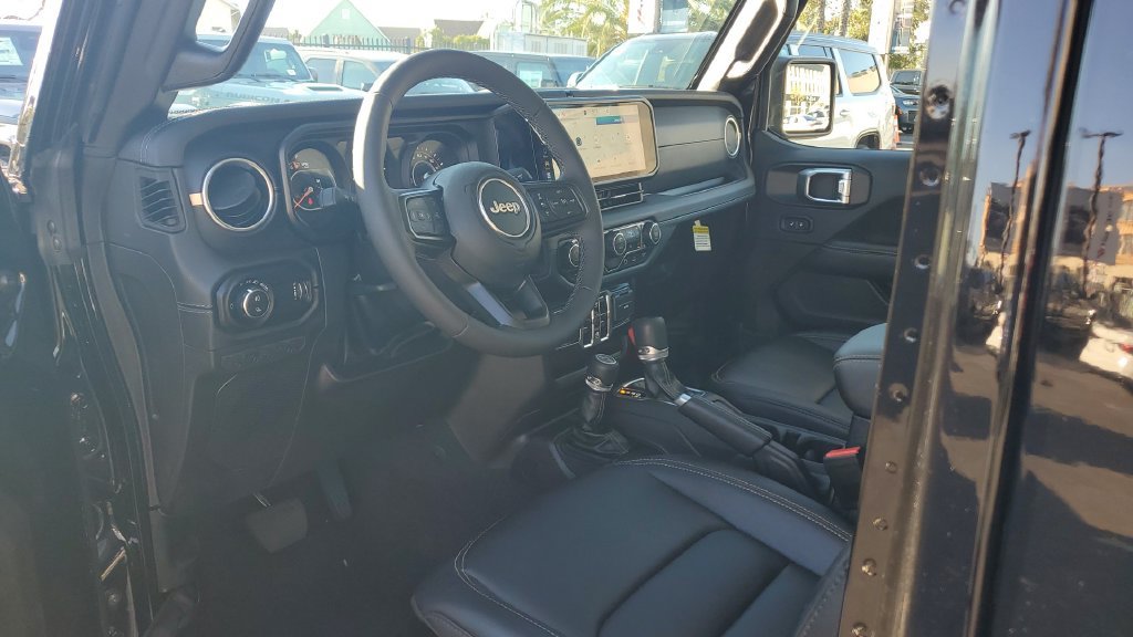 Used 2025 Jeep Gladiator Sport AWD/4WD image 19