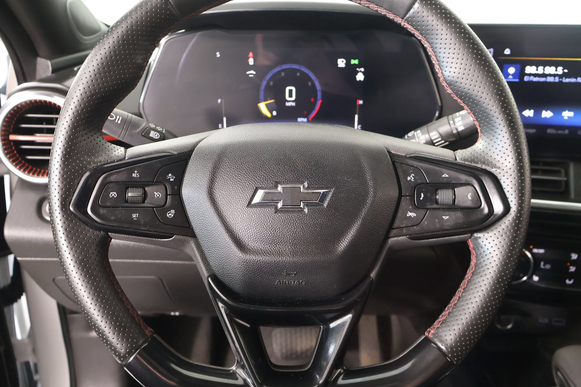 Used 2025 Chevrolet Trax RS w/ Sunroof Package FWD image 3