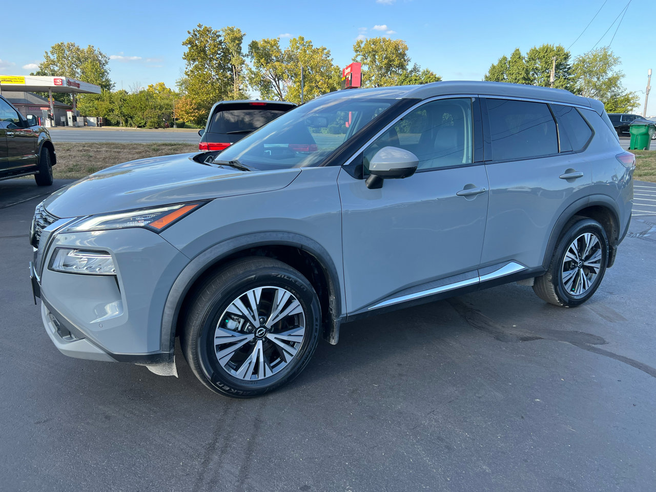 Used 2021 Nissan Rogue SL w/ Premium Package image 2