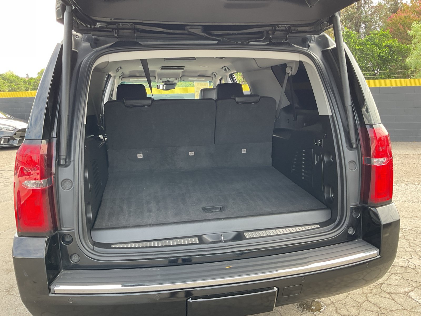 Used 2019 Chevrolet Suburban Premier AWD/4WD image 25