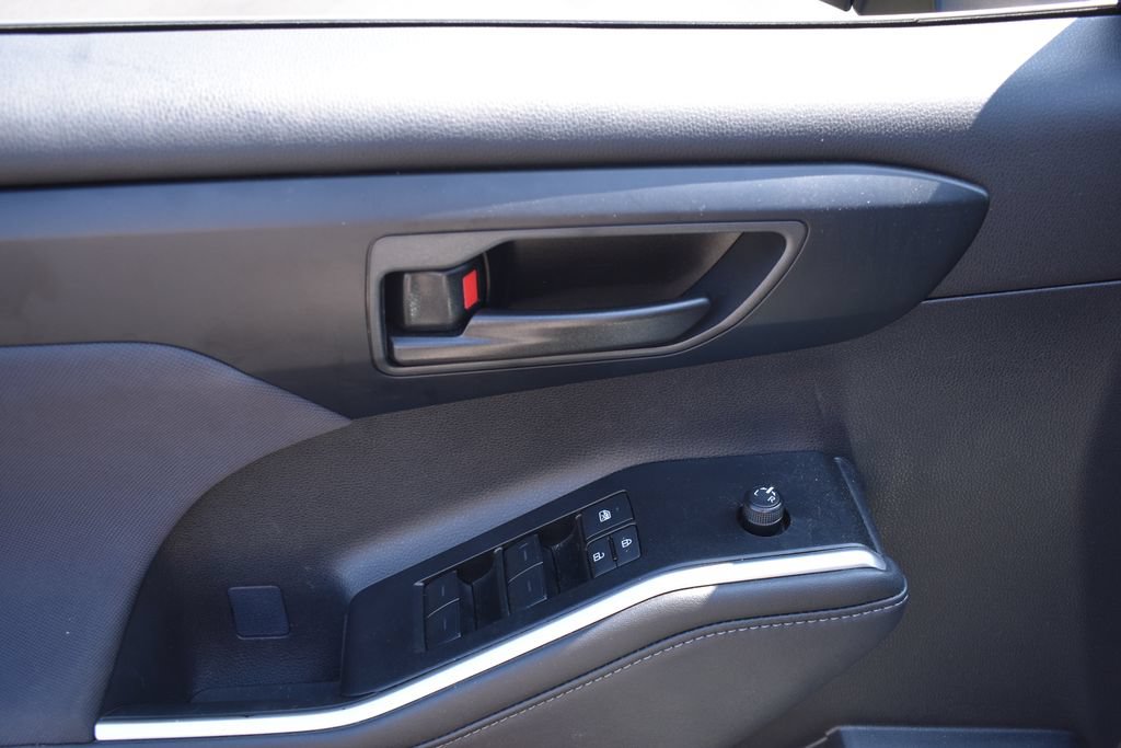 Used 2025 Toyota Highlander LE FWD image 13