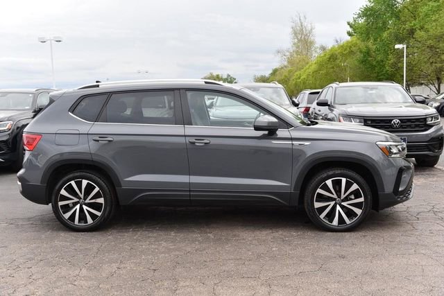 Used 2023 Volkswagen Taos SE w/ Panoramic Sunroof Package image 5