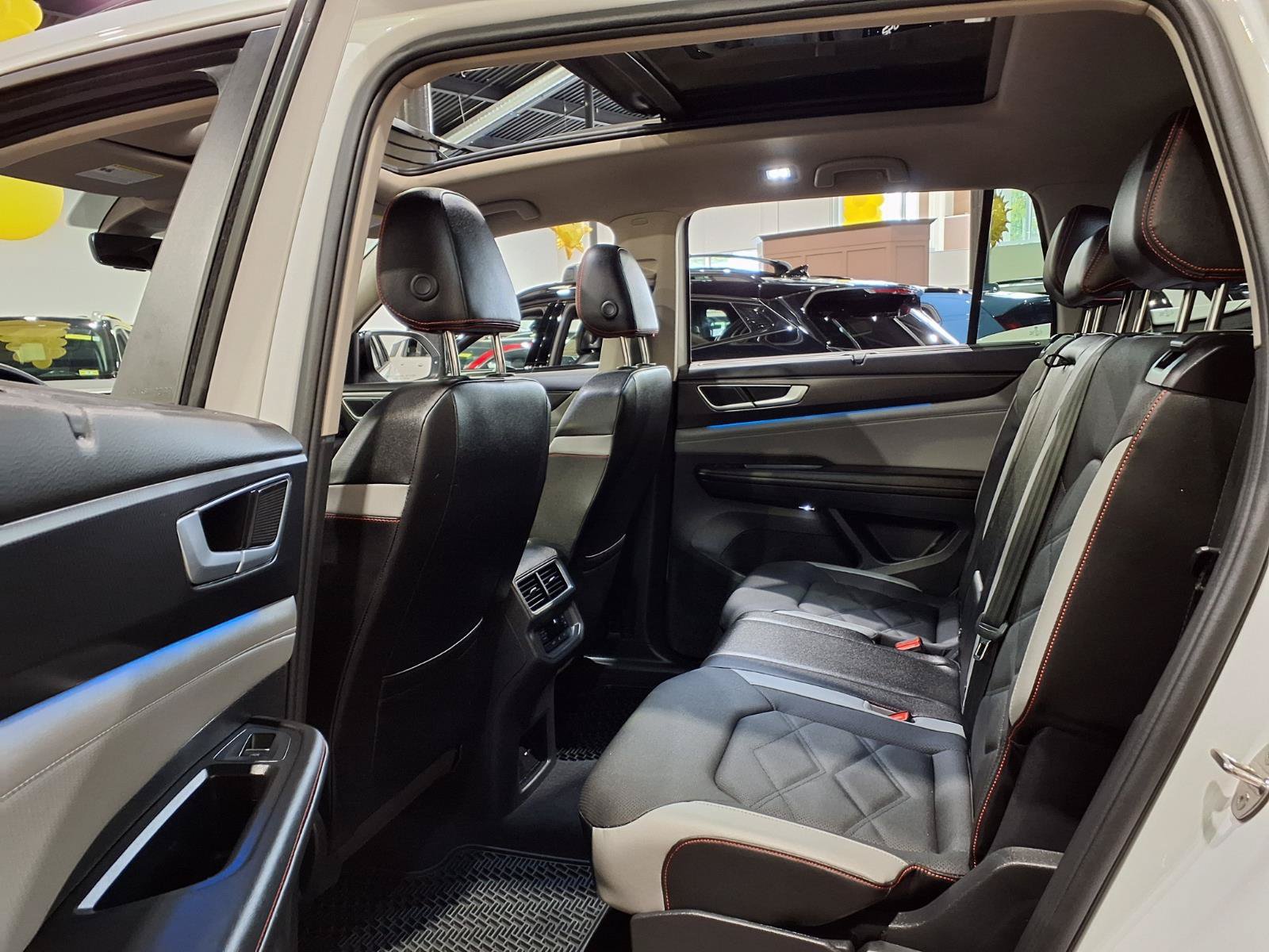 Used 2024 Volkswagen Atlas Peak Edition SEL AWD/4WD image 25