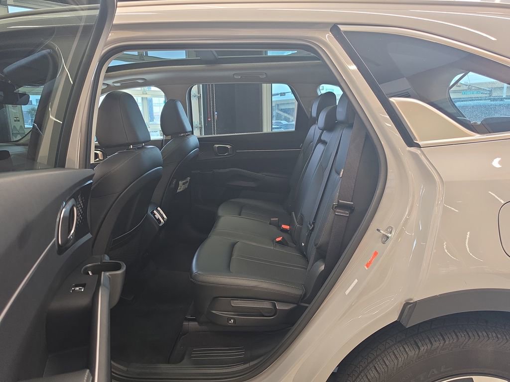Used 2025 Kia Sorento S w/ Panoramic Sunroof Package image 31