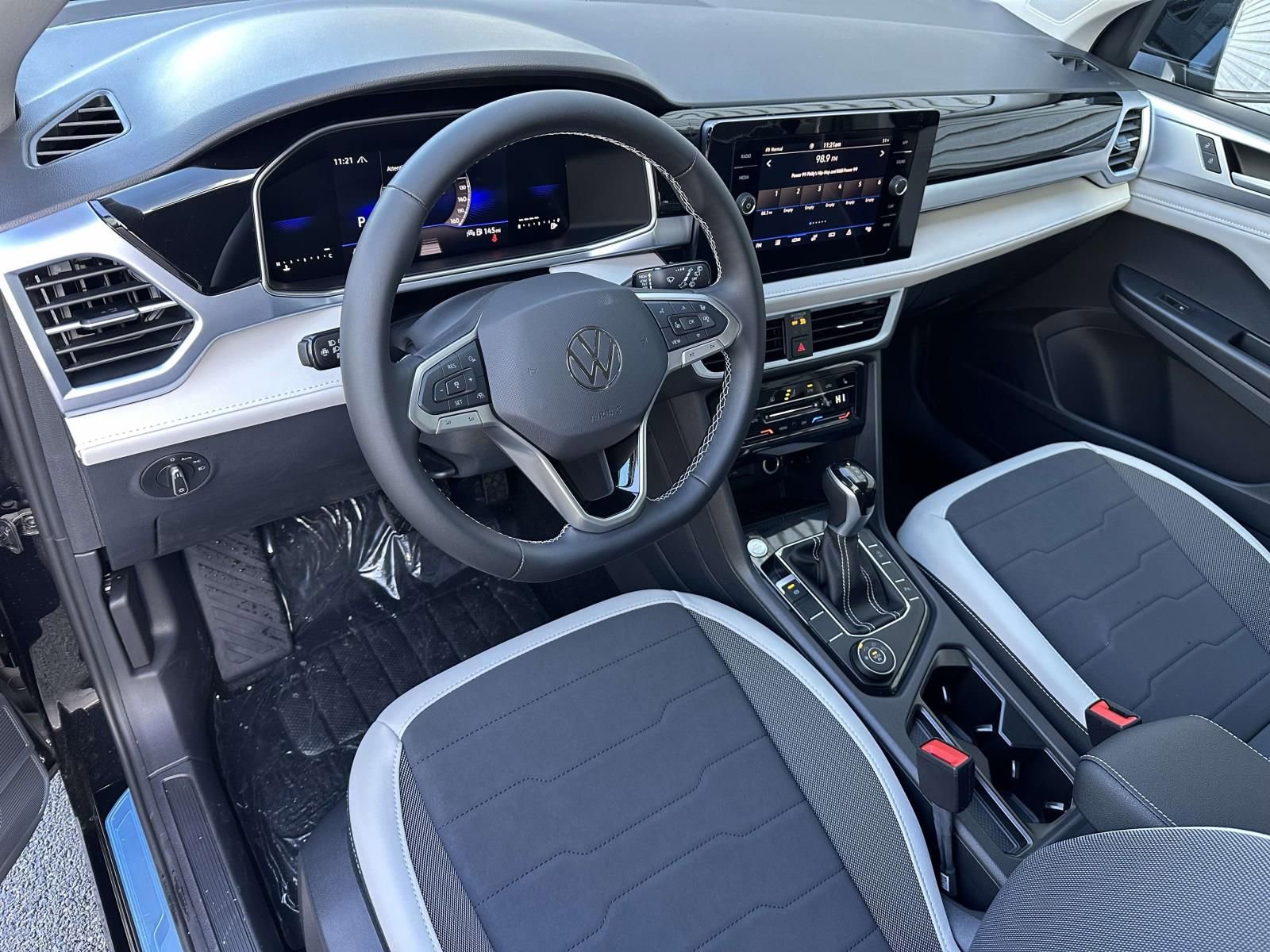 New 2026 Volkswagen Taos SE image 10