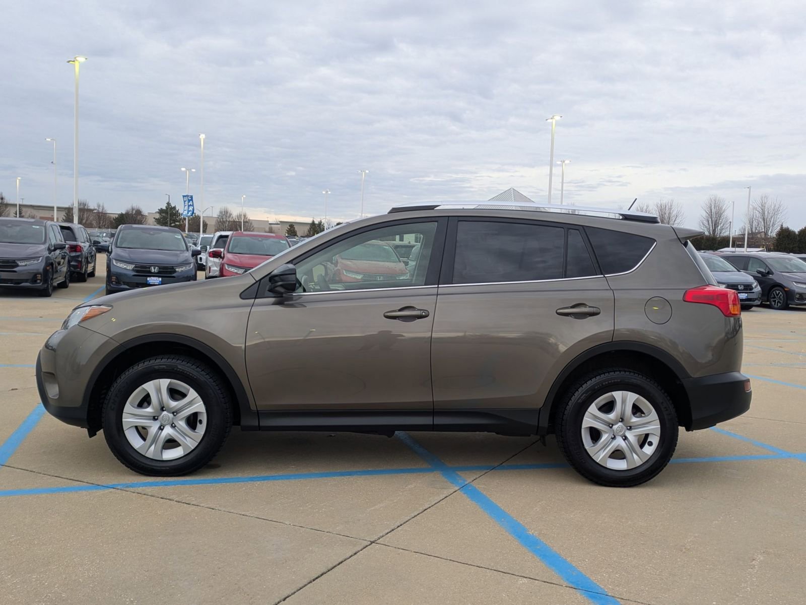 Used 2015 Toyota RAV4 LE image 9