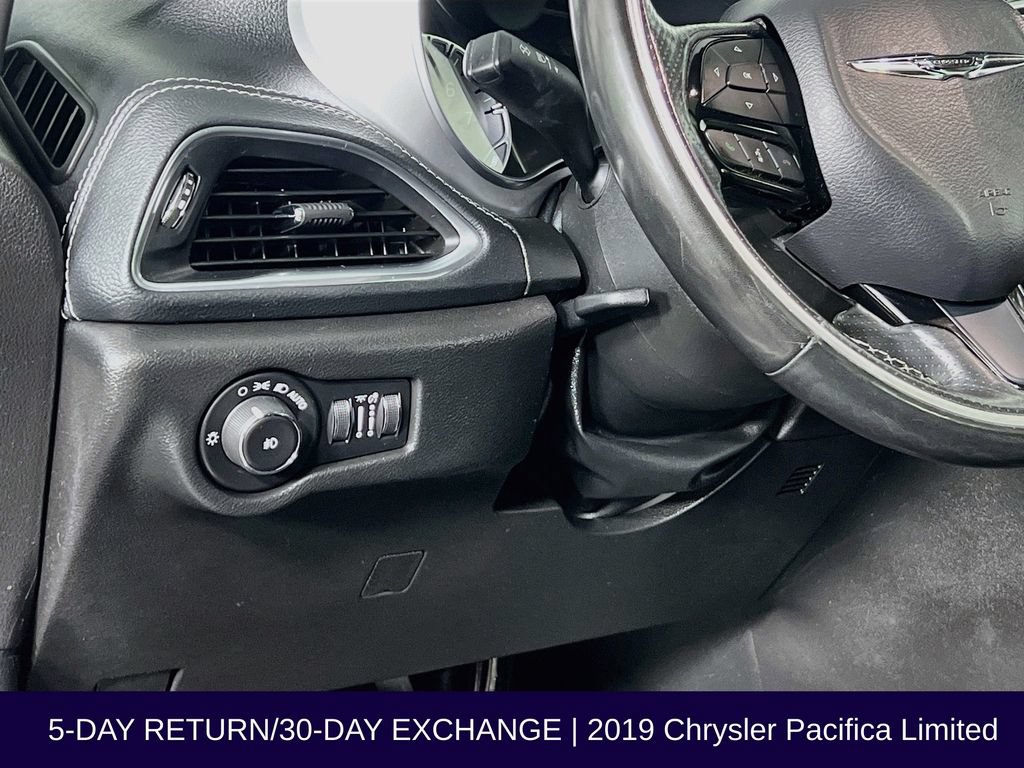 Used 2019 Chrysler Pacifica Limited w/ Advanced Safetytec Group FWD image 12
