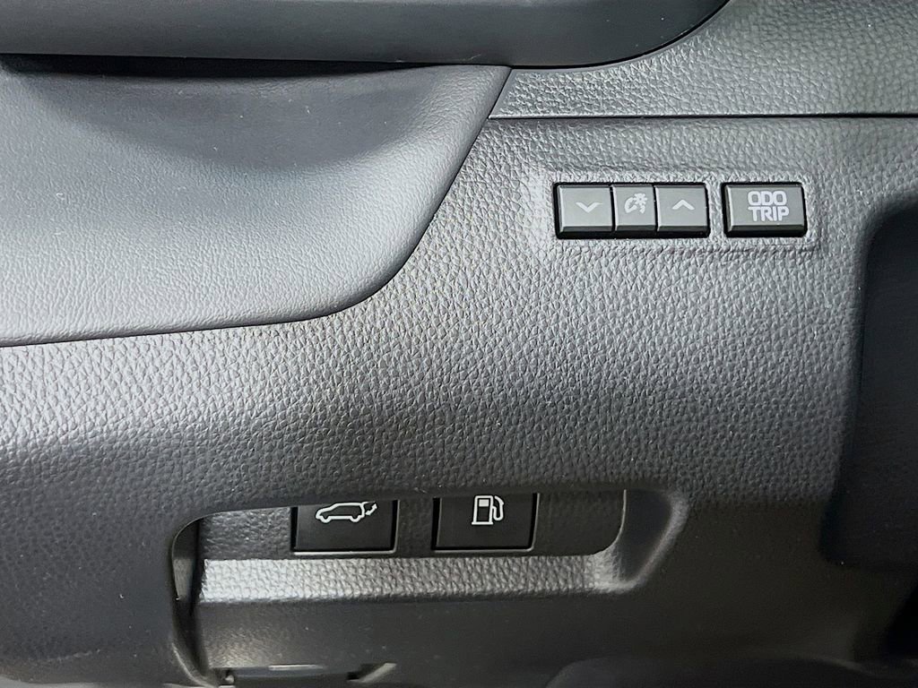 Used 2025 Toyota Crown Signia w/ Advanced Technology Package image 9