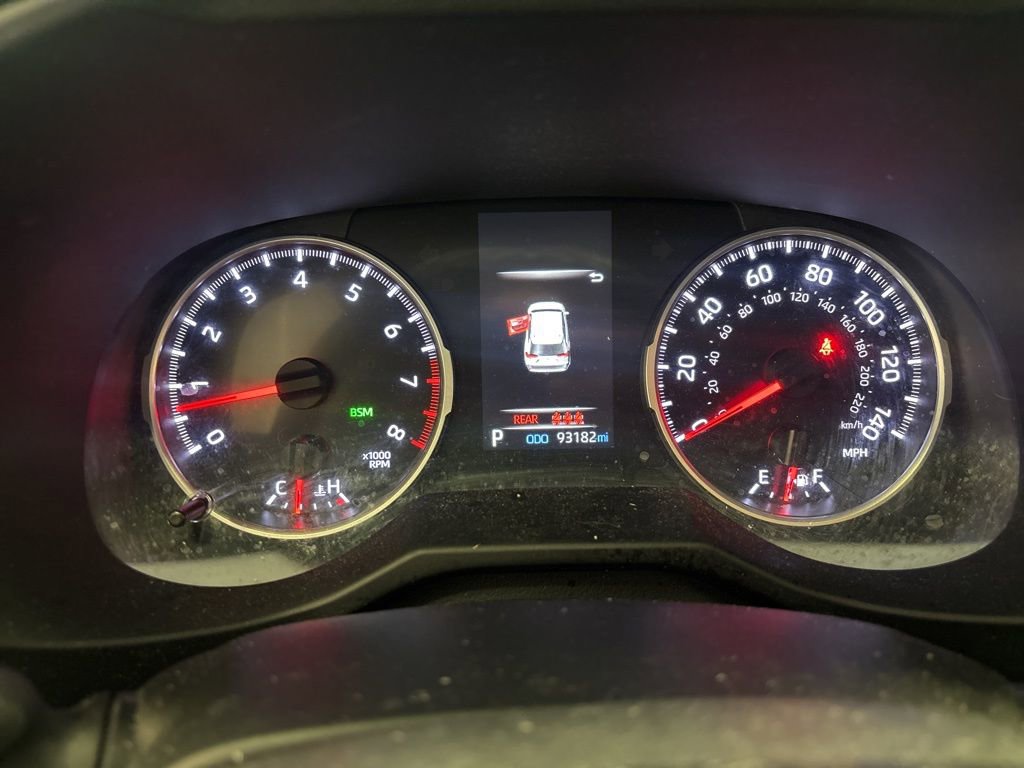 Used 2021 Toyota RAV4 LE FWD image 3