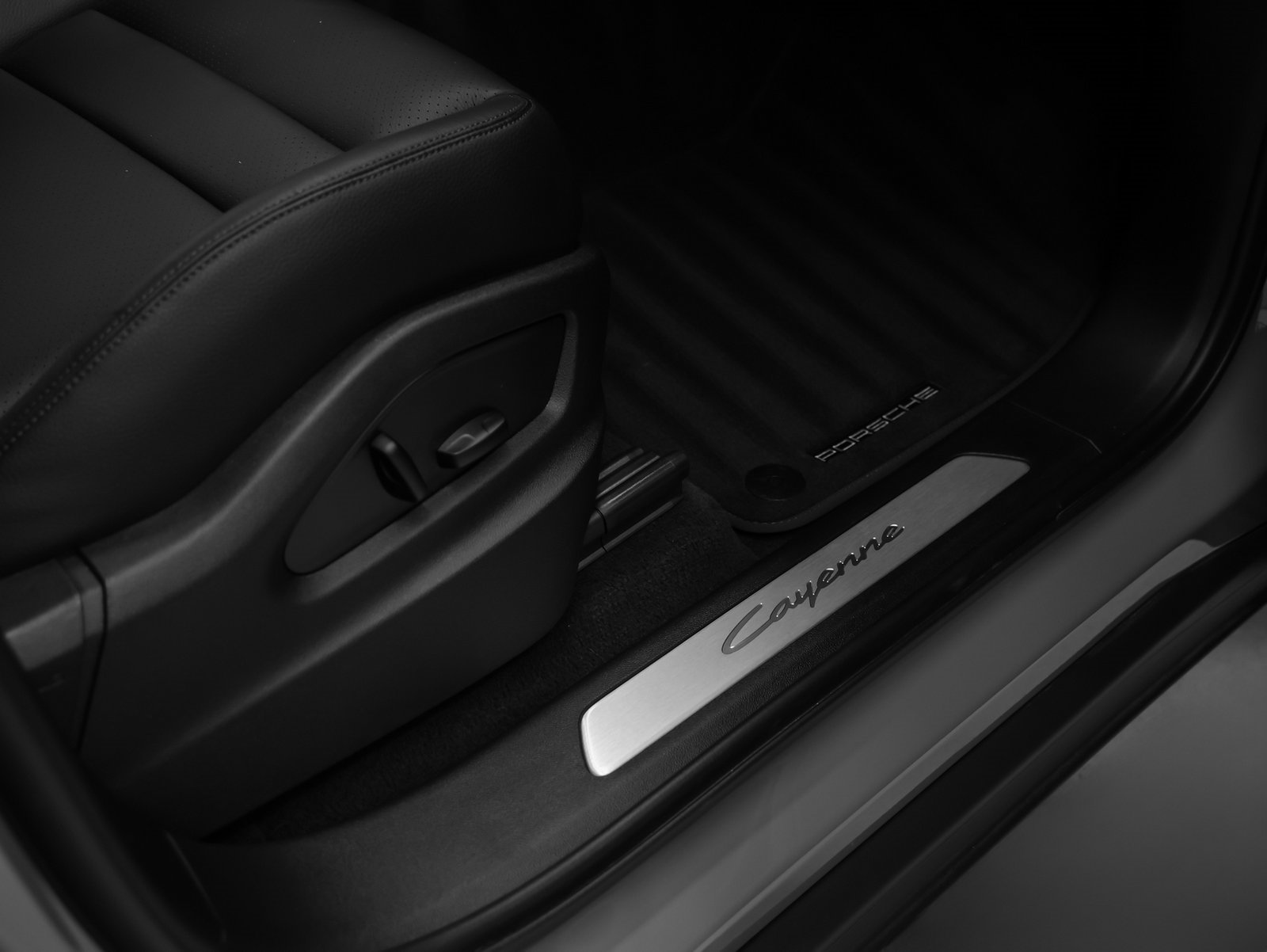 Used 2025 Porsche Cayenne image 18