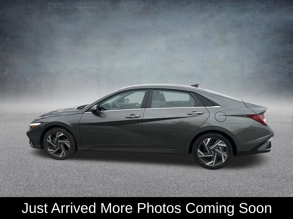 Used 2025 Hyundai Elantra SEL image 2