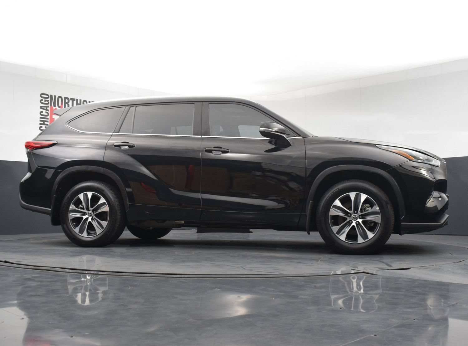 Used 2022 Toyota Highlander XLE AWD/4WD image 32