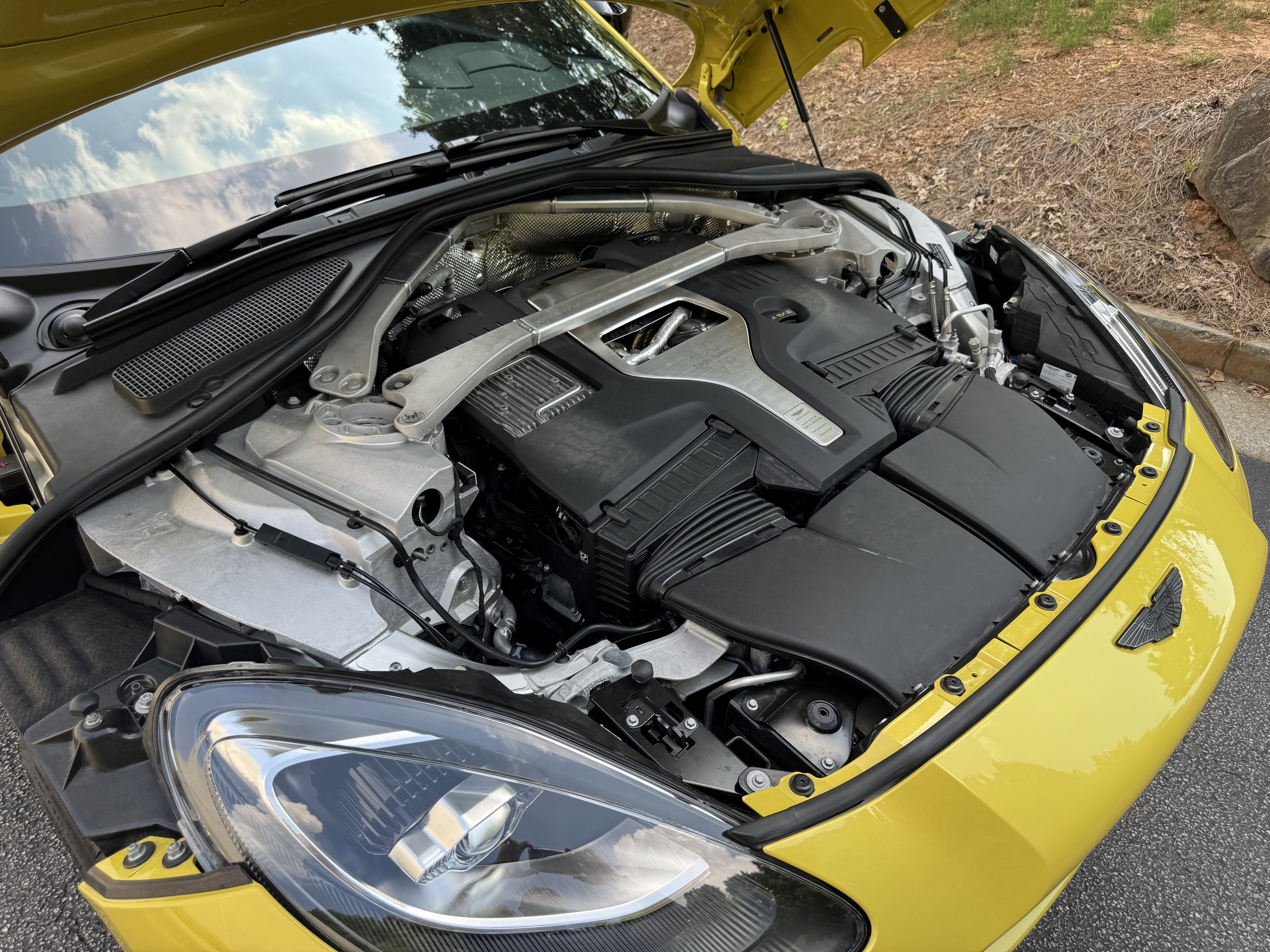 Used 2021 Aston Martin DBX AWD/4WD image 23