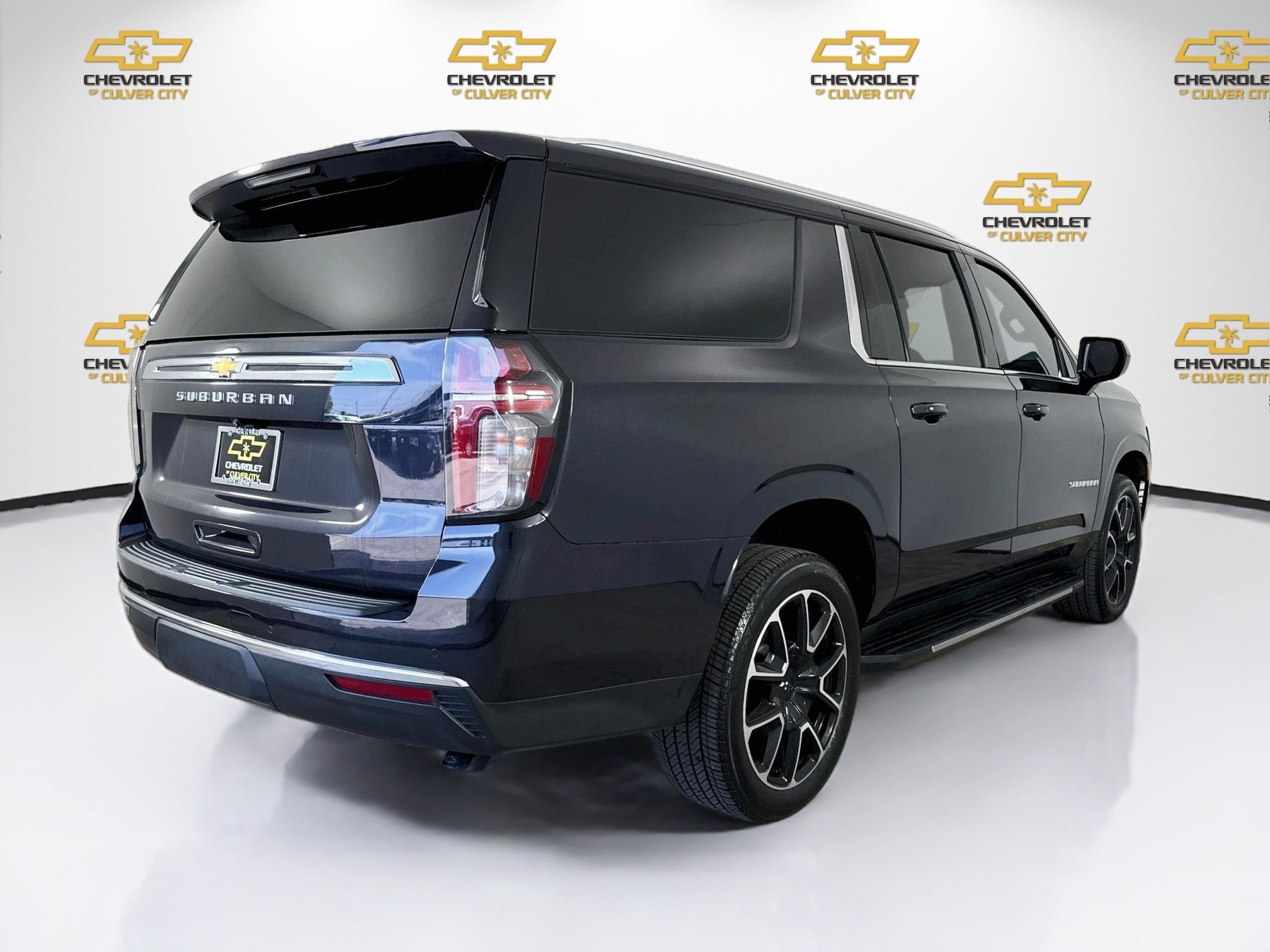 Used 2023 Chevrolet Suburban LS RWD image 8
