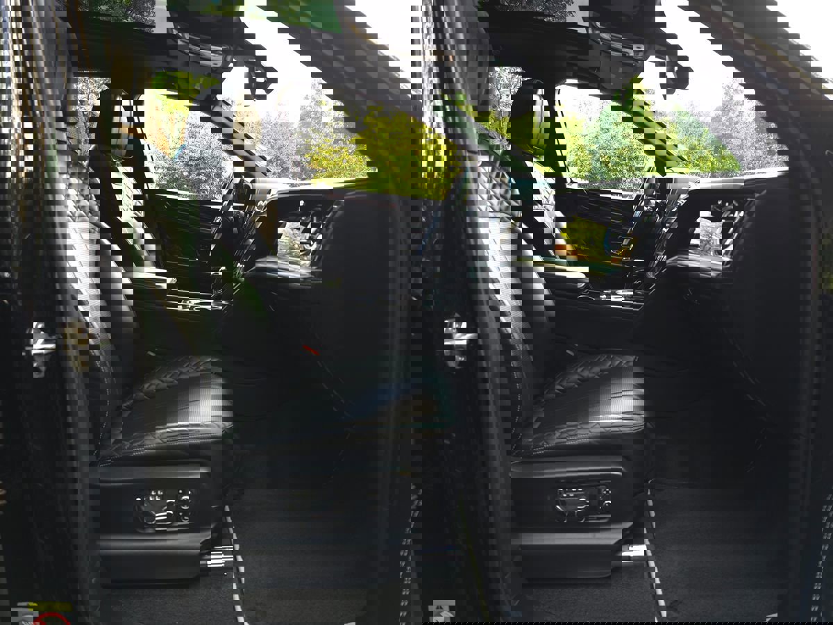 Used 2020 Bentley Bentayga Plug-In Hybrid image 29