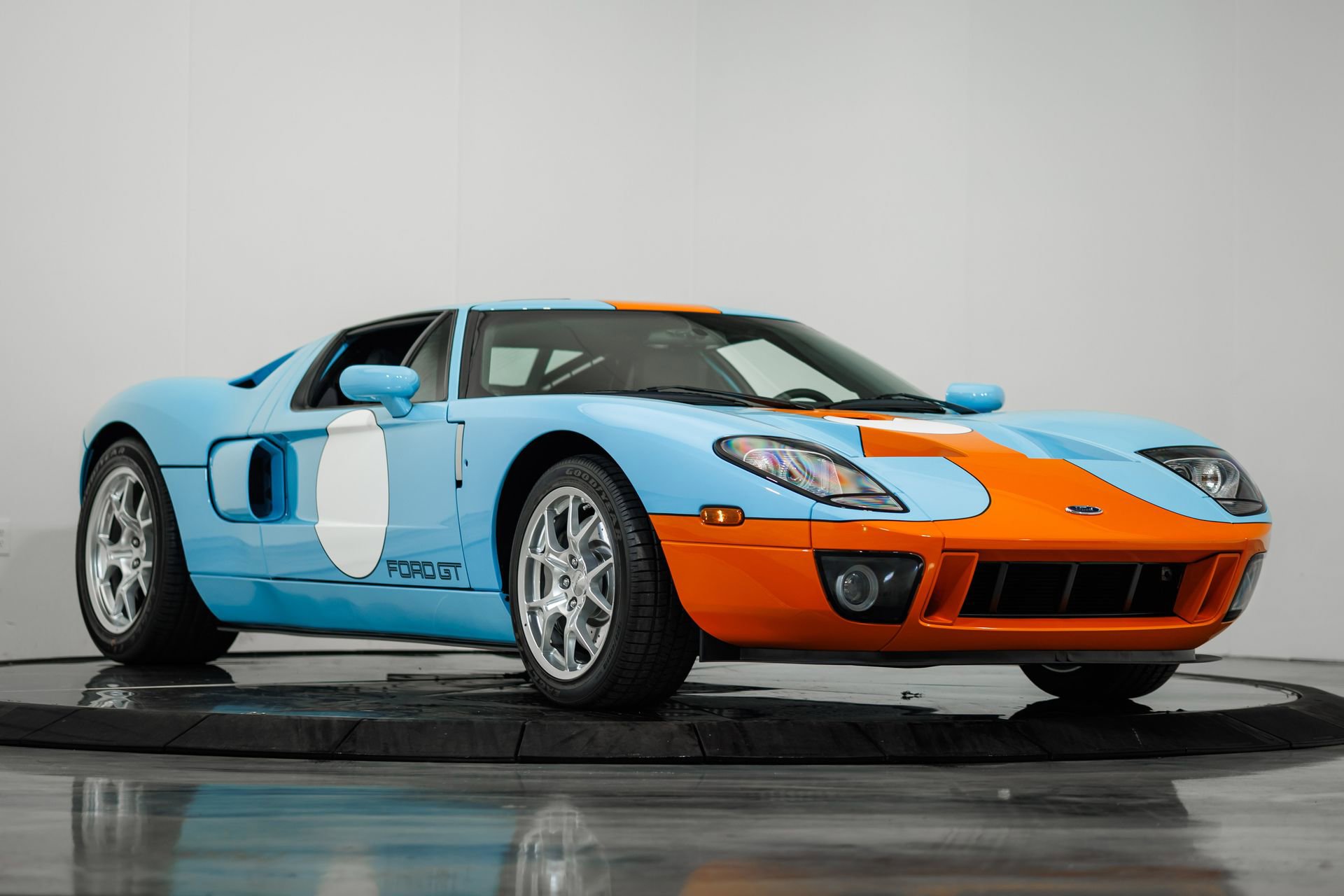 Used 2006 Ford GT RWD image 44