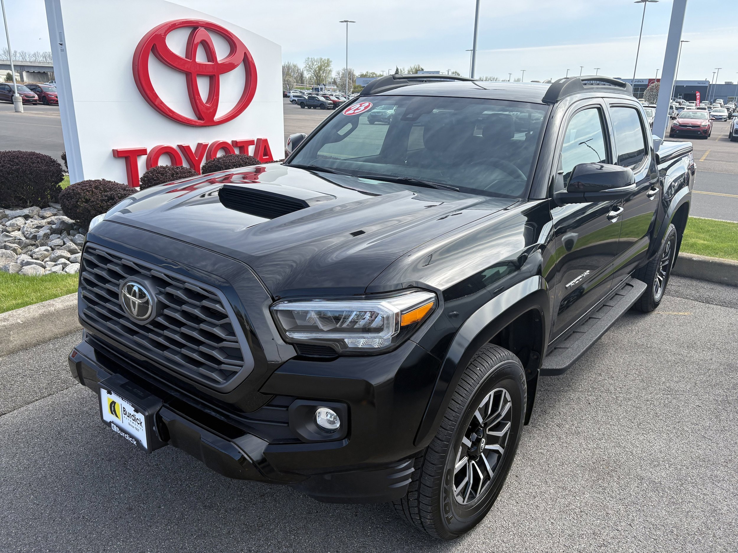 Certified 2023 Toyota Tacoma TRD Sport w/ Technology Package AWD/4WD image 1