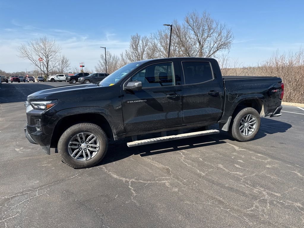 Used 2025 Chevrolet Colorado LT w/ LT Convenience Package image 3