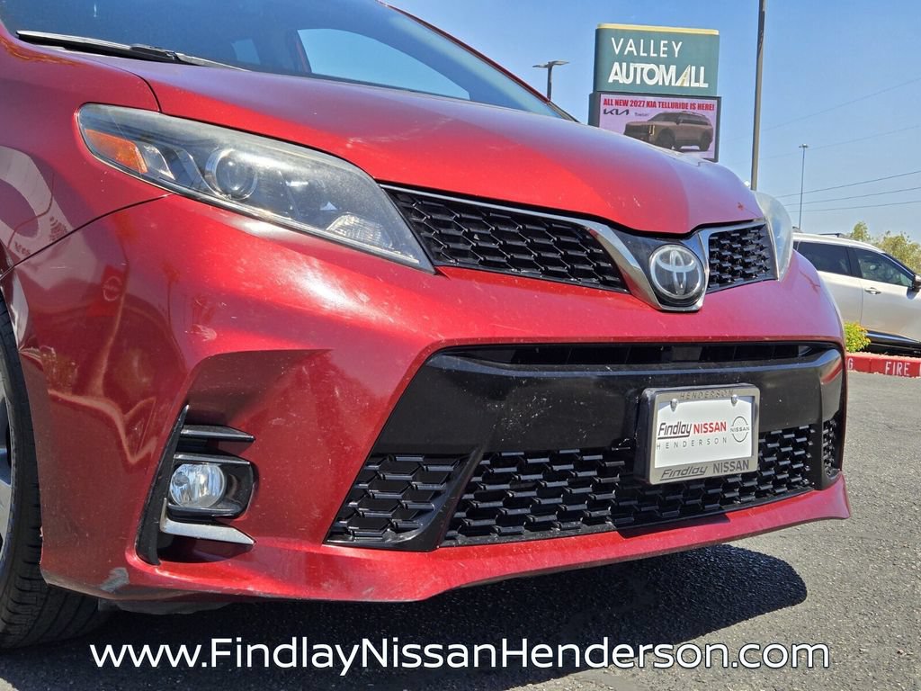 Used 2018 Toyota Sienna SE Premium w/ Carpet Mat Package FWD image 8
