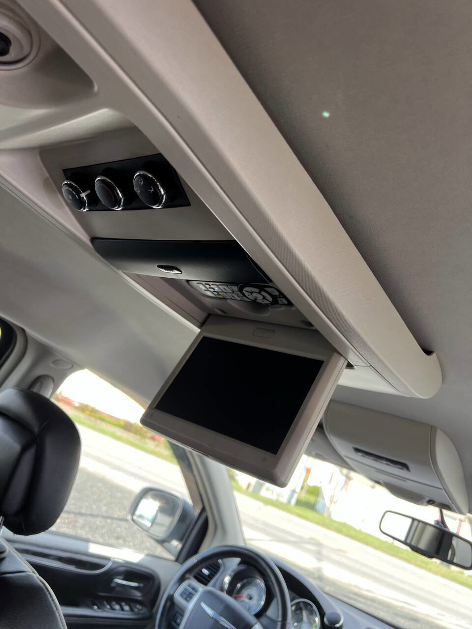 Used 2014 Chrysler Town & Country Touring w/ Mopar Premium Addition Group image 9