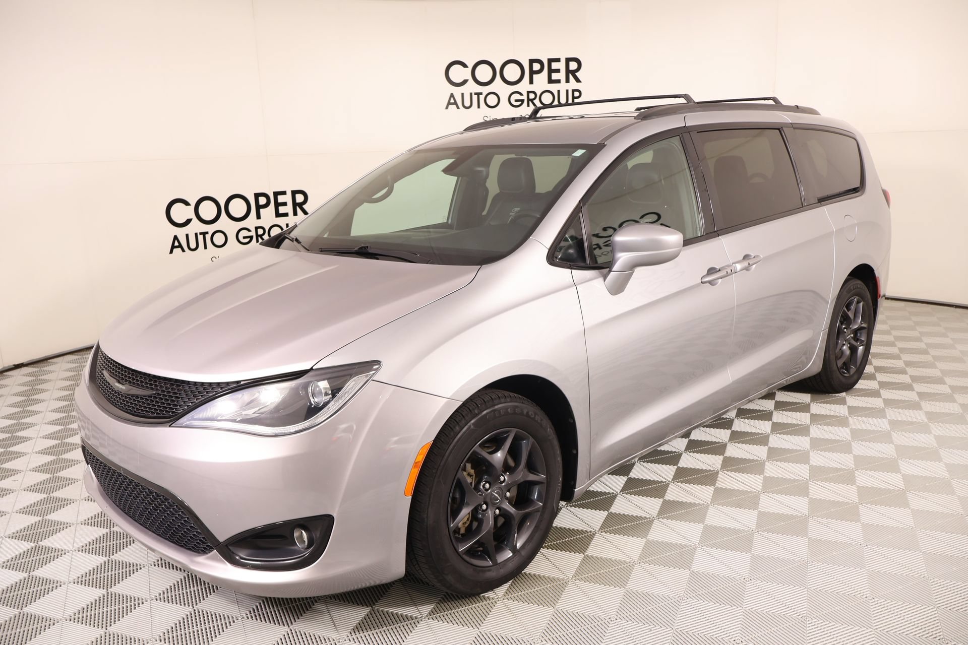 Used 2018 Chrysler Pacifica Touring-L Plus w/ S Appearance Package FWD image 11