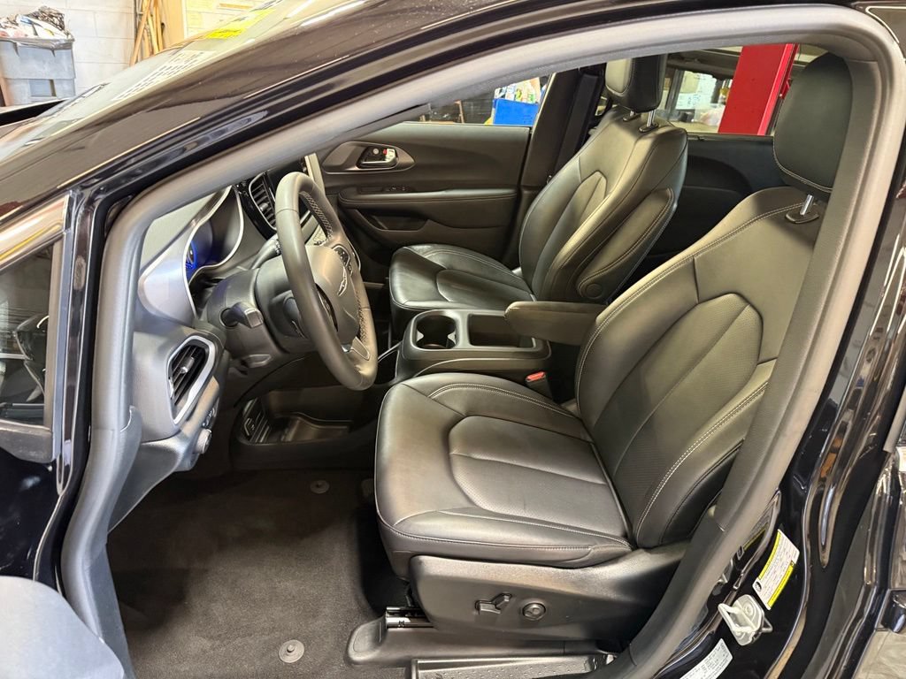 Used 2026 Chrysler Pacifica Select FWD image 24