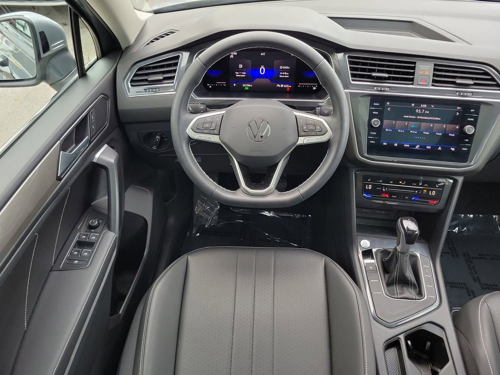 Used 2023 Volkswagen Tiguan SE w/ Panoramic Sunroof Package FWD image 12