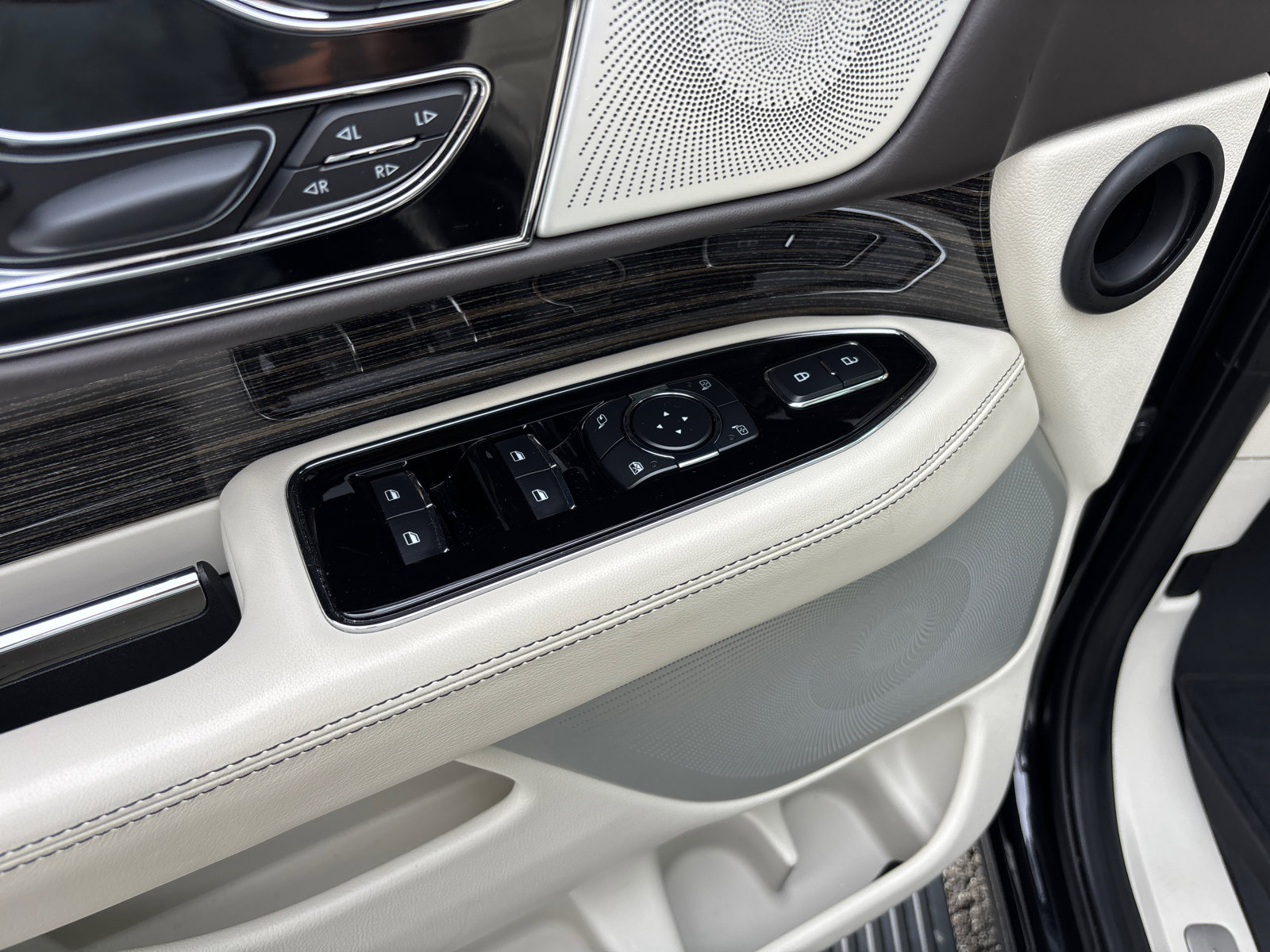 Used 2022 Lincoln Navigator Black Label AWD/4WD image 13