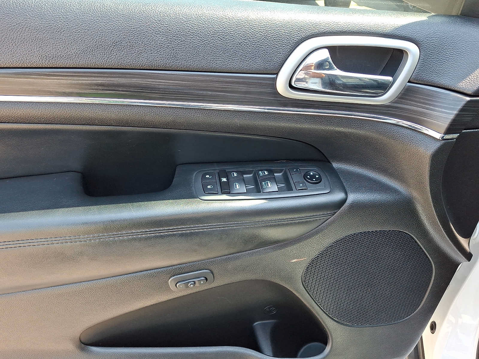 Used 2020 Jeep Grand Cherokee Limited AWD/4WD image 13