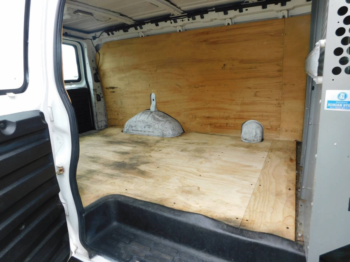 Used 2005 Chevrolet Express 3500 RWD image 16