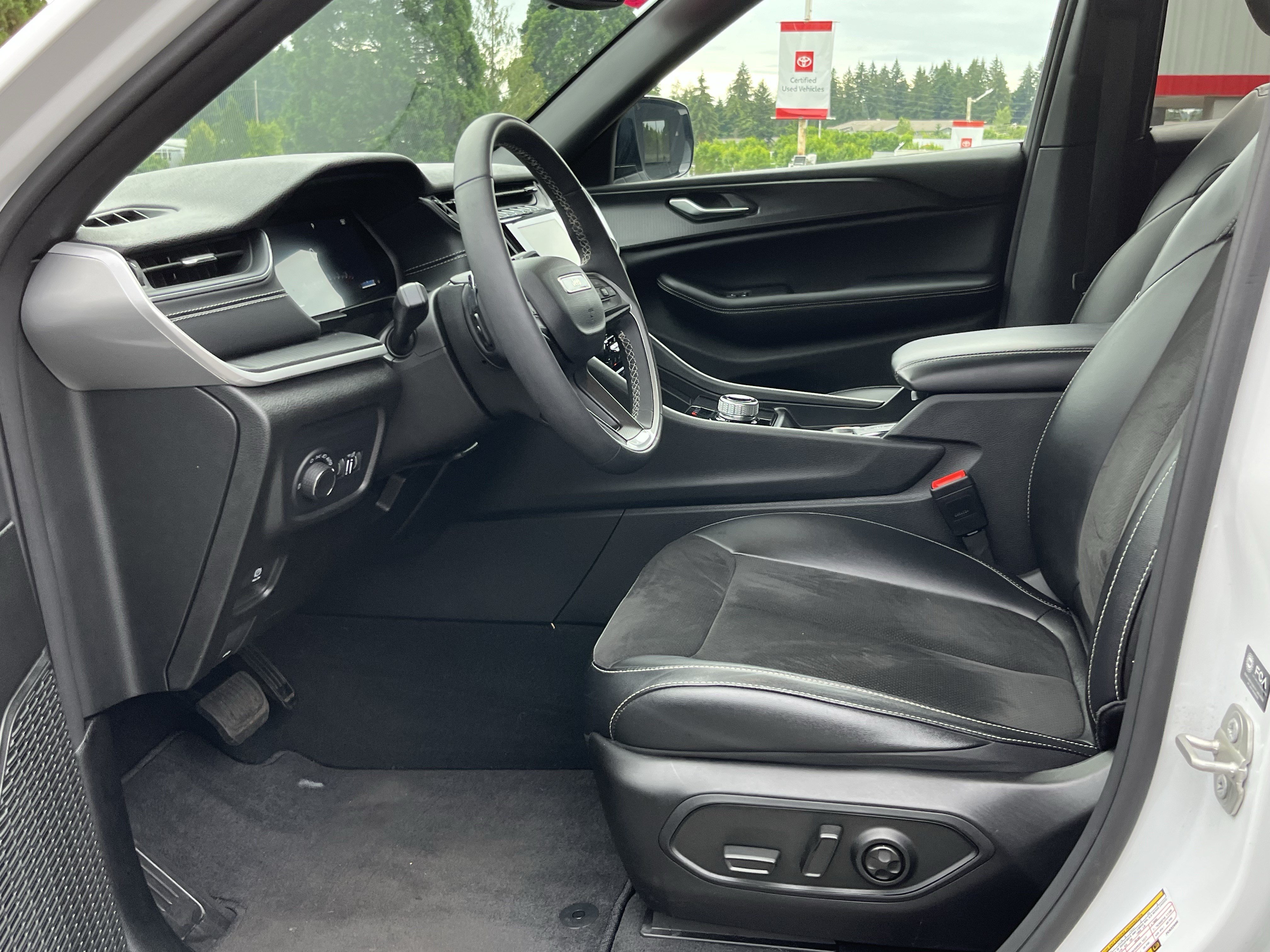 Used 2023 Jeep Grand Cherokee Altitude AWD/4WD image 11