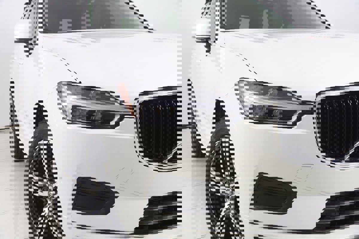 Used 2019 Volvo XC60 T5 Momentum w/ Multimedia Package image 18