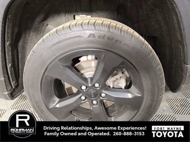 Used 2022 Jeep Grand Cherokee L Laredo image 11