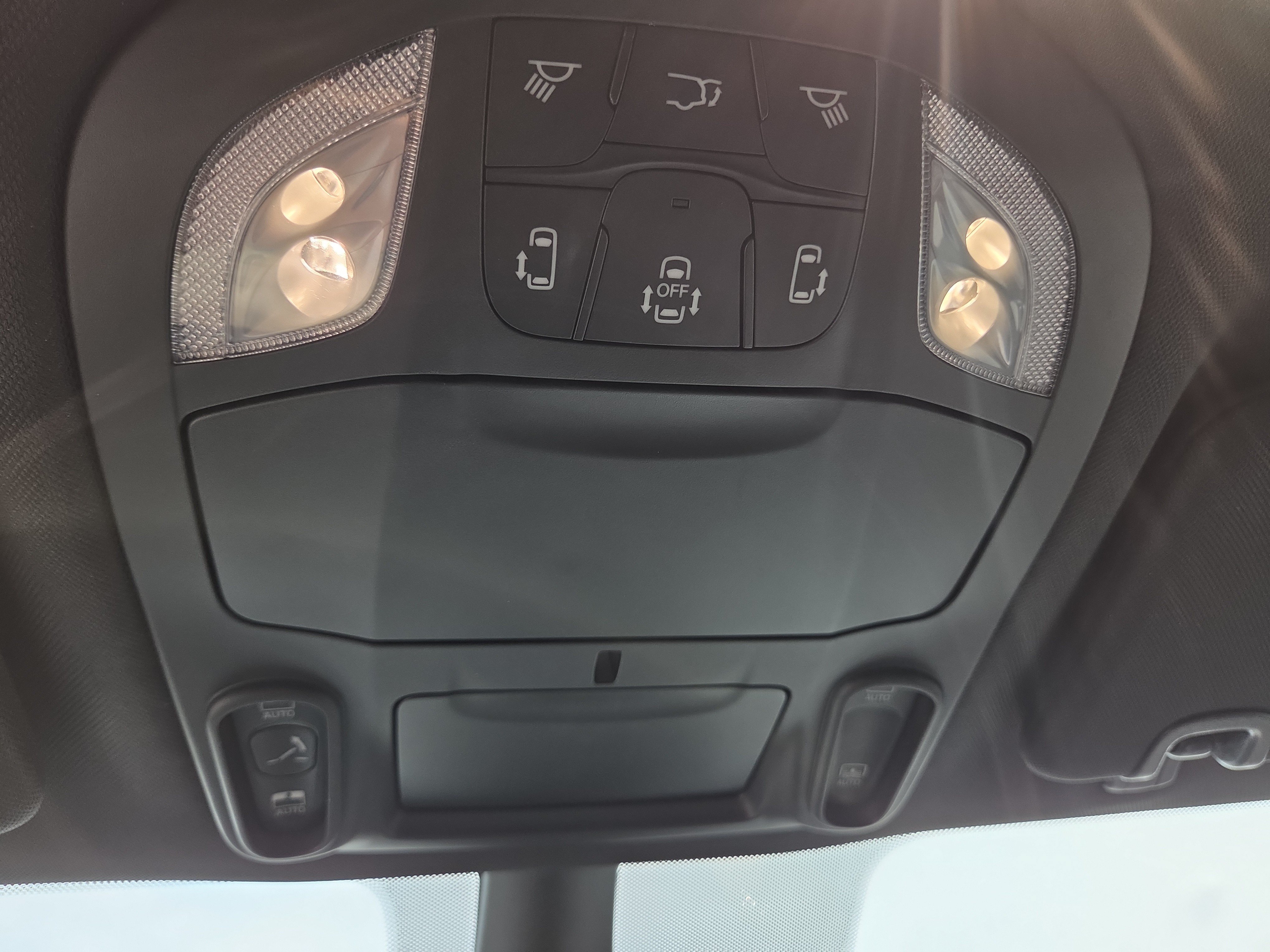 Used 2026 Chrysler Pacifica Limited FWD image 8
