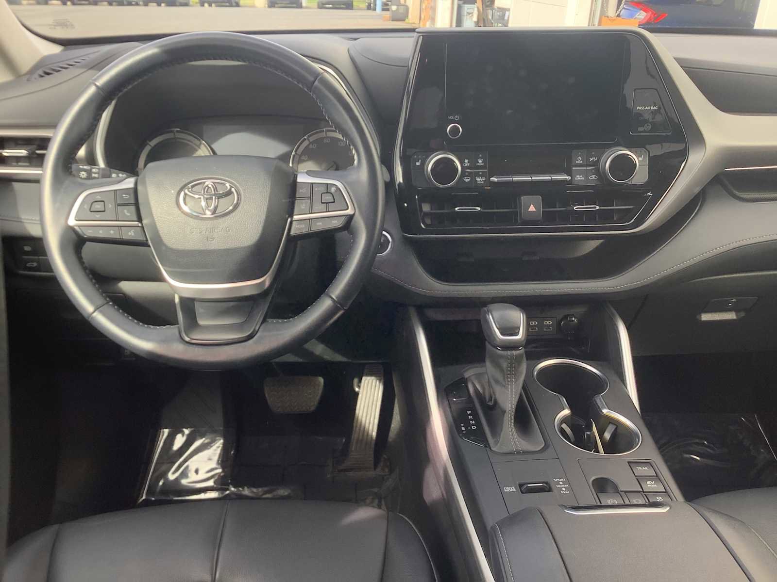 Used 2023 Toyota Highlander XLE image 10