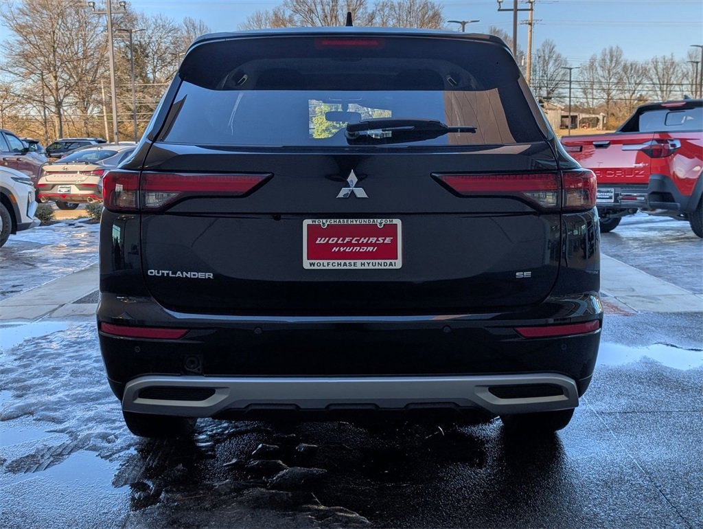 Used 2024 Mitsubishi Outlander SE Black Edition image 4