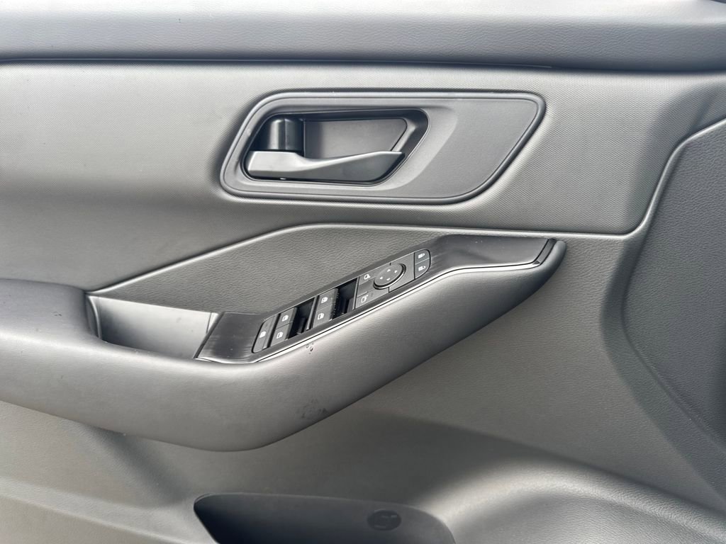 Used 2025 Nissan Rogue S image 19