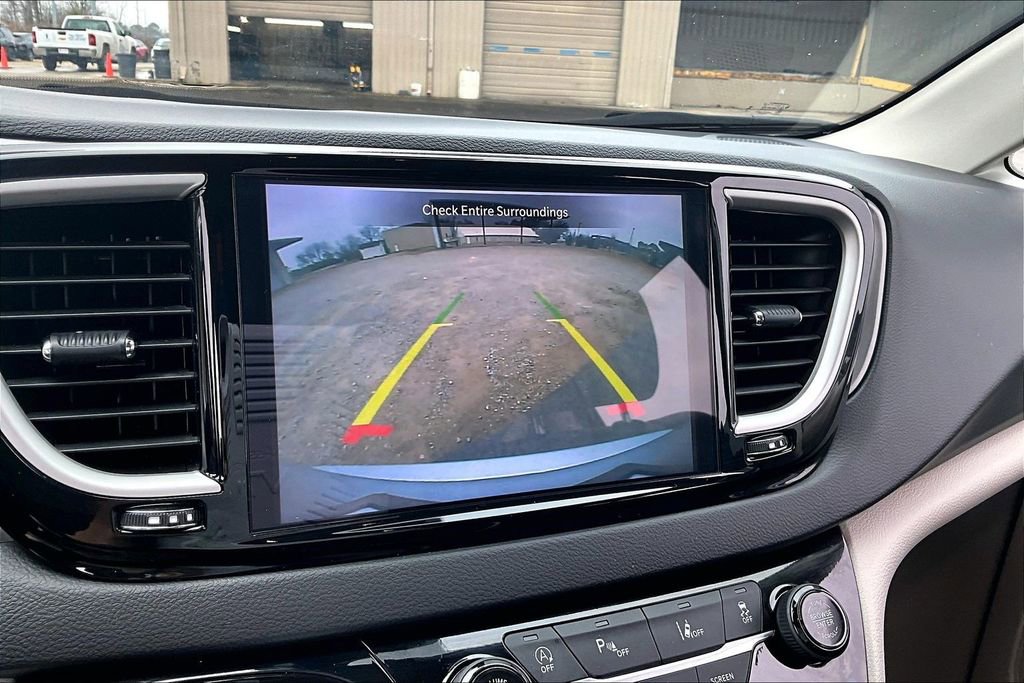 Used 2024 Chrysler Pacifica Touring-L image 14