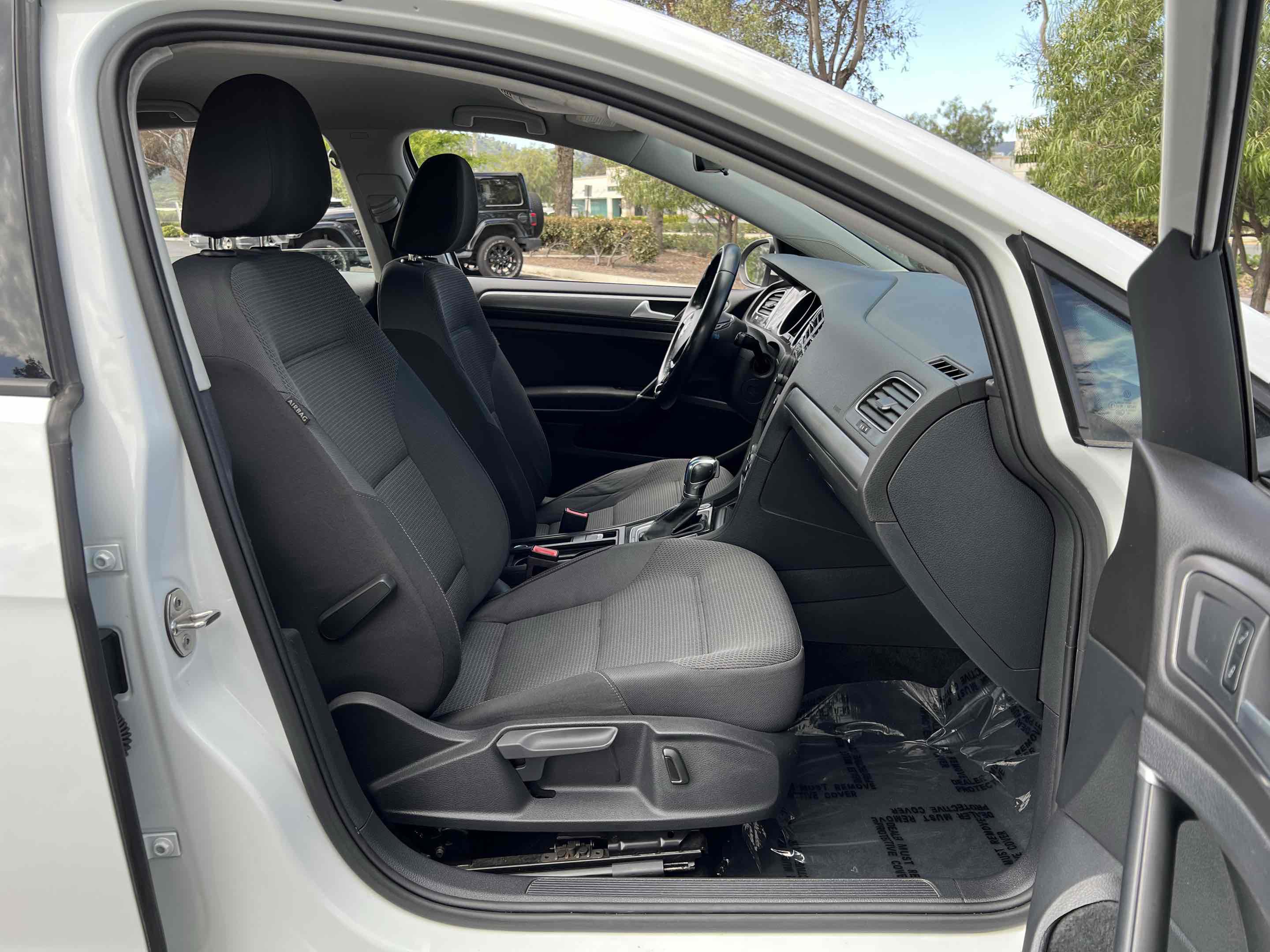 Used 2019 Volkswagen e-Golf SE w/ Driver Assistance Package image 36