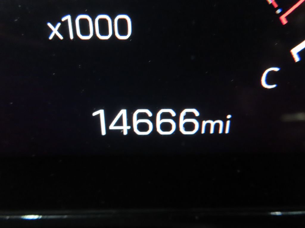 Used 2025 GMC Yukon Denali w/ Denali Reserve Package image 13