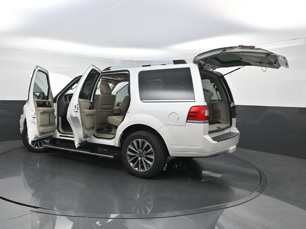 Used 2017 Lincoln Navigator Select RWD image 37