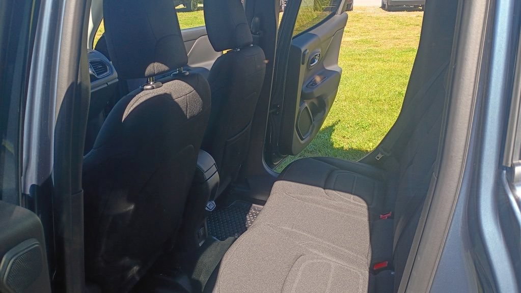 Used 2022 Jeep Renegade Latitude w/ Sun/Sound Group AWD/4WD image 16